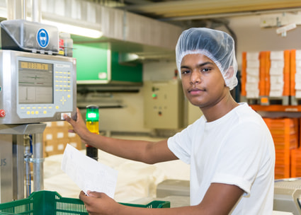 Junger Mann mit Haube in der Produktion Junger Mann mit Haube in der Produktion